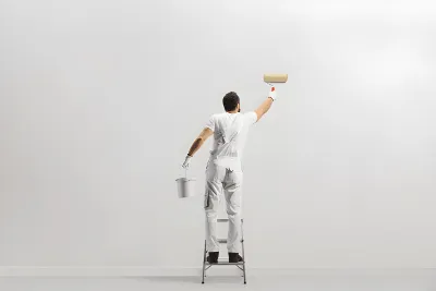 Moler tokom preciznog rada u modernom stanu